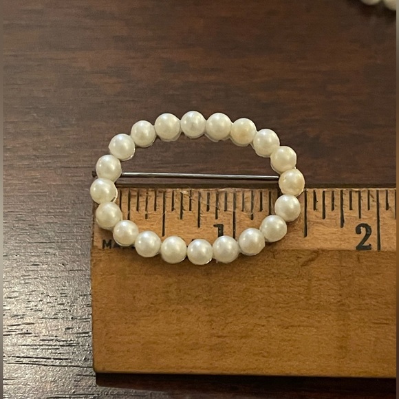 Oval faux white pearl silver tone metal pin brooch - Picture 4 of 6